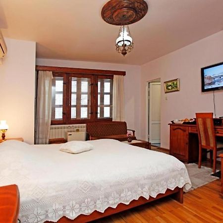 Family Hotel Varosha 2003 Lovech Bagian luar foto