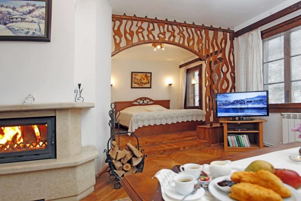 Family Hotel Varosha 2003 Lovech Bagian luar foto